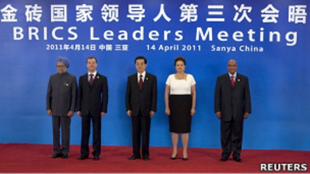 中國國家主席胡錦濤、巴西總統迪爾瑪·盧塞夫、俄羅斯總統梅德韋傑夫、印度總理辛格和南非總統祖馬在在海南三亞金磚五國峰會上合照(14/4/2011)