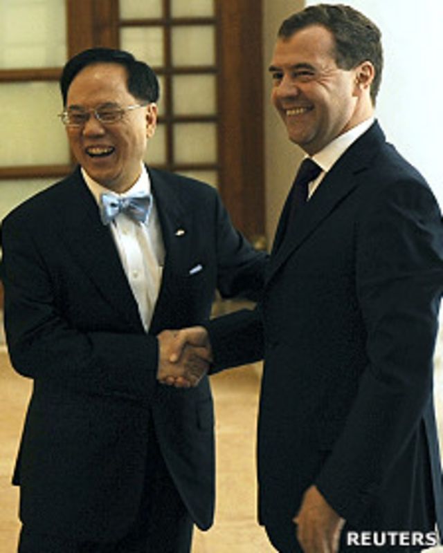 曾蔭權(左)在香港禮賓府迎接梅德韋傑夫(17/4/2011)