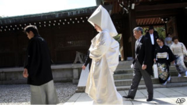 東京一座神廟中的新婚夫婦（27/03/2011）