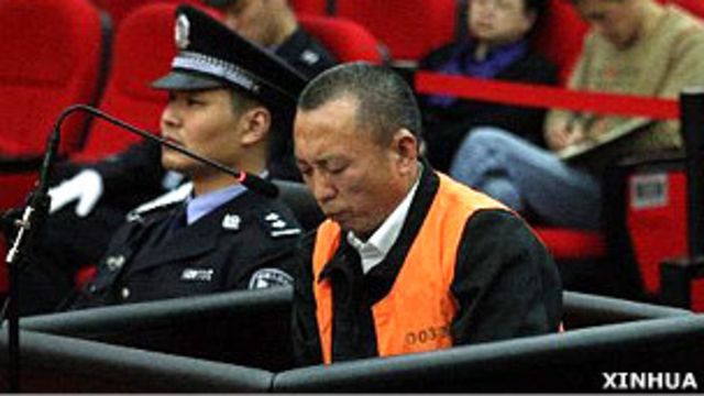 李莊在重慶江北區法院庭審上（新華社圖片19/4/2011）
