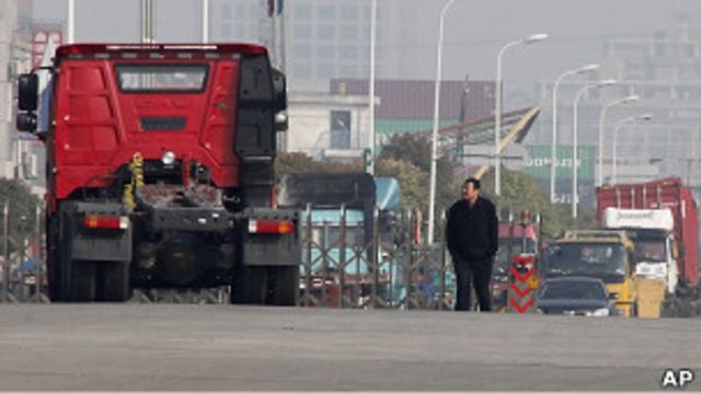 上海某港口附近的集裝箱車(23/4/2011)