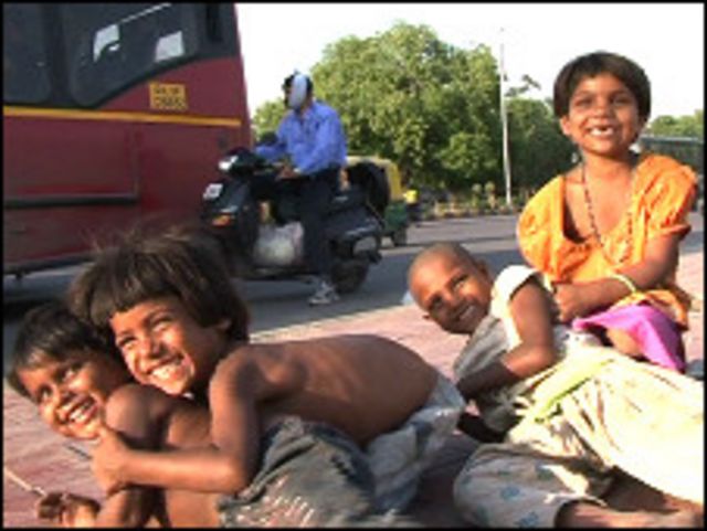 दिल्ली की सड़कों पर खेलते बच्चे