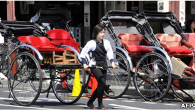 日本東京的觀光三輪車夫在等待遊客(19/04/2011)