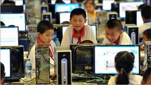Niños en una clase de computación en China