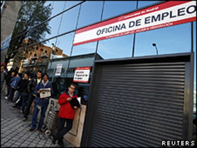 Fila para entrada em centro de empregos do governo em Madri (Reuters)