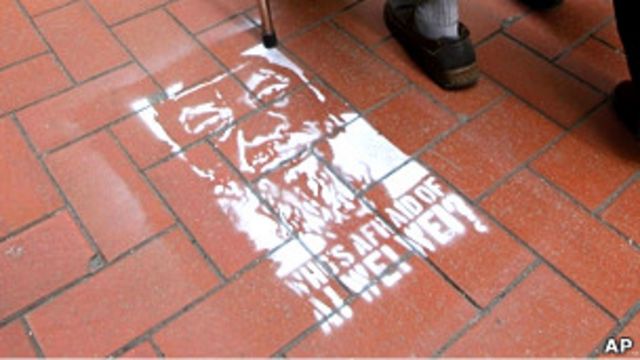 香港上環街頭出現的「誰怕艾未未」塗鴉(13/4/2011)