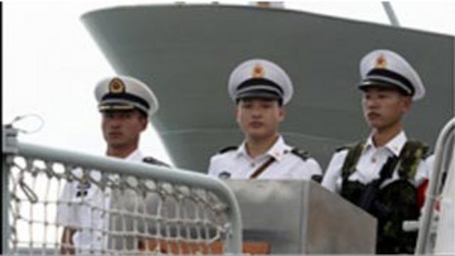 訪問坦桑尼亞港口的「舟山號」導彈驅逐艦上的中國海軍官兵(26/03/2011)
