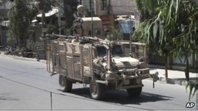 北約軍車經過坎大哈的政府辦公樓