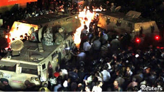埃及開羅西北部市郊因巴拜穆斯林與基督徒包圍軍方裝甲車(7/5/2011)