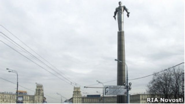 Памятник первому космонавту на площади Гагарина в Москве