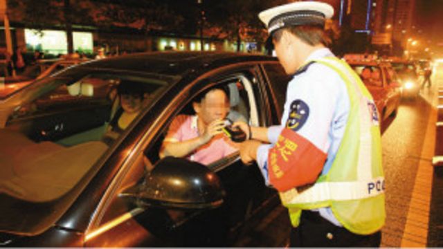 交警檢查司機體內酒精含量