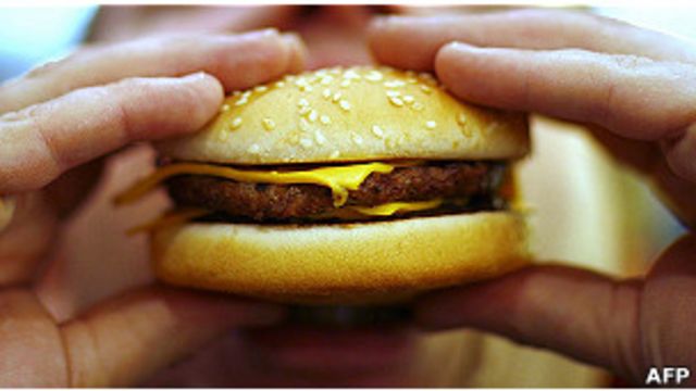 Por qué cuando aumentamos mucho de peso la comida nos parece menos sabrosa  - BBC News Mundo