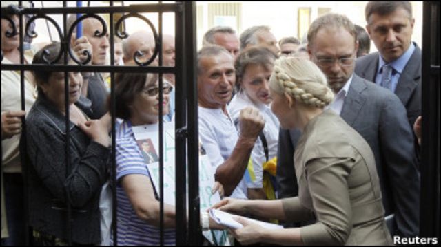 Найняті Тимошенко юристи кажуть, що вона не винна. Однак вона продовжує ходити у Генпрокуратуру