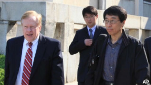 美國負責朝鮮人權事務的特使羅伯特·金(左)與剛獲釋的韓裔美國人全勇洙(中)離開平壤時的照片(28/05/2011)