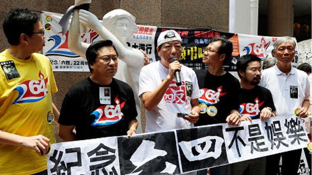 香港支聯會主席李卓人(左三)在擺放民主女神像活動上發表講話(28/5/2011)