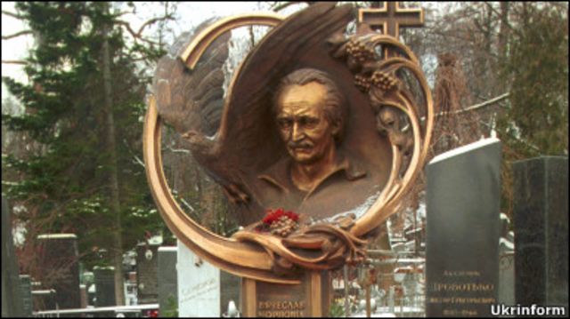 Могила В.Чорновола на Байковому цвинтарі у Києві