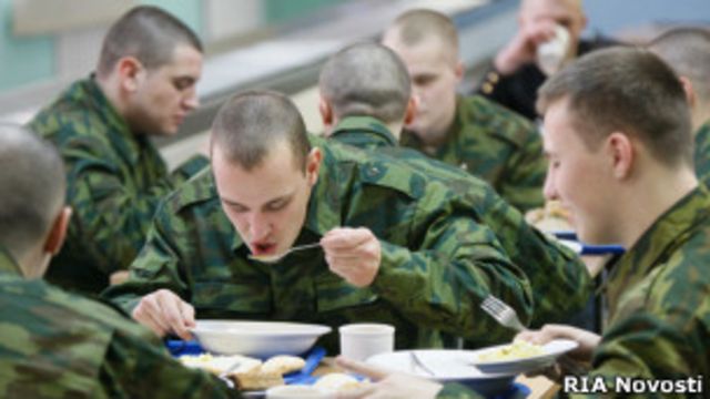 Военнослужащие в столовой