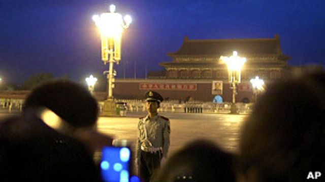 大批遊客擠滿北京天安門廣場等候觀看升旗（4/6/2011）
