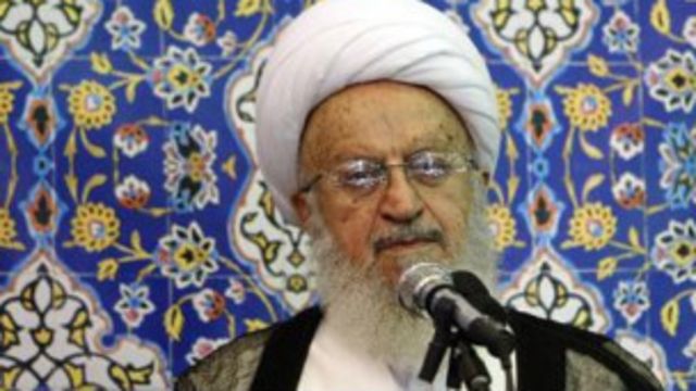 آیتالله مکارم شیرازی بدون نام بردن از محمود احمدی نژاد گفت: 'خوب است که این افراد مراقب سخنان خود باشند و بدانند که این گونه سخنان چه آثار شومی دارد.'