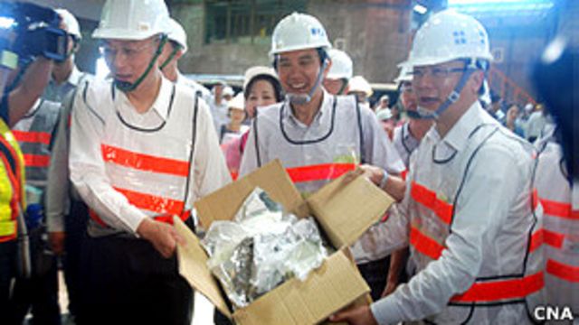 馬英九（中）與吳敦義（左）銷毀塑化劑污染果汁（台灣中央社圖片11/6/2011）
