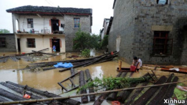 江西德興市香屯街道辦事處大洲村被洪水圍困,一片狼藉(16/06/2011,新華社照片)