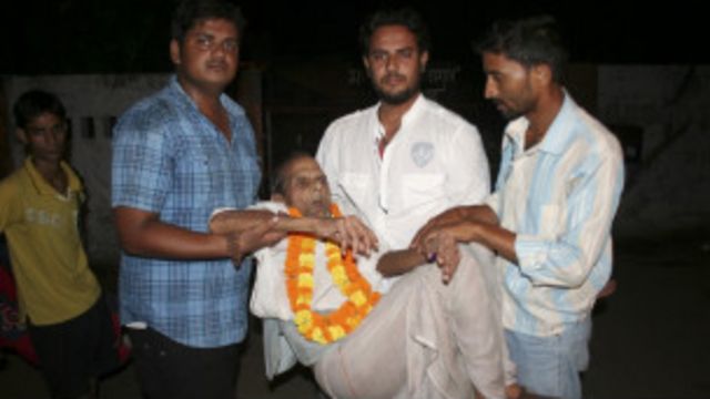 Bihari dibopong anggota keluarganya saat meninggalkan penjara Gorakhpur.