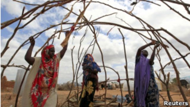 Mulheres somalis no campo de Dadaab, no Quênia, em foto de abril de 2011 (Reuters)