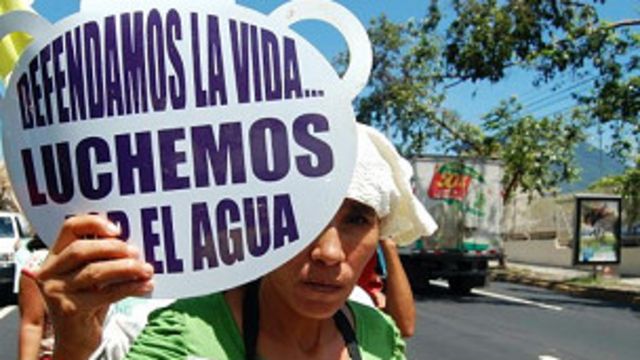 Una activista marcha por las calles de San Salvador en una actividad realizada por la Unidad Ecológica Salvadoreña (UNES)