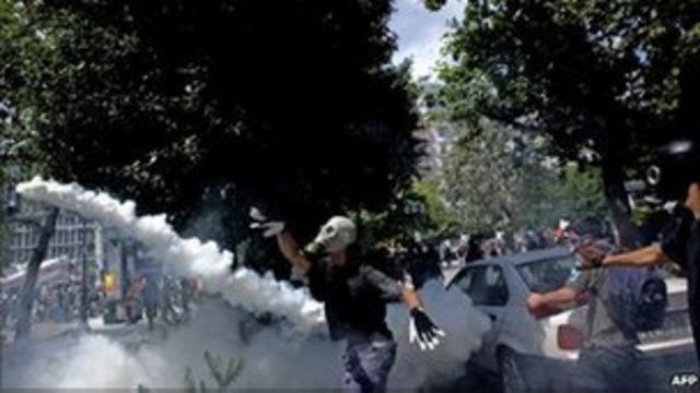 希臘示威者與警察暴力衝突