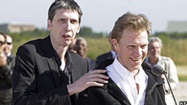Stephane Taponier (kiri) dan Herve Ghesquiere (kanan) berbicara dengan pers setelah tiba dari Kabul.