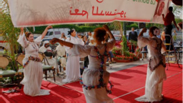 صور ناخبات يشاركن في الاستفتاء على تعديل الدستور بالرقص والأغاني الشعبية