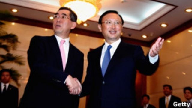 松本剛明(左)和楊潔篪(04/07/2011)