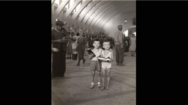 Мальчики в Центральном рынке Еревана, 1957