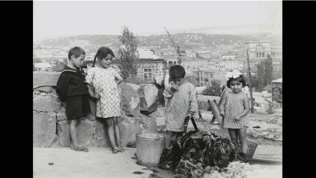 Дети моют шерсть, 1957