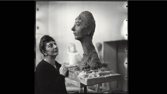 Ида Кар и ее скульптурный портрет работы Никогосяна, 1962