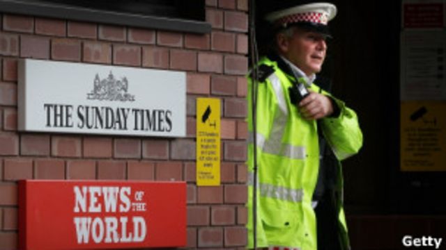 Policial caminha pela sede da News Association.