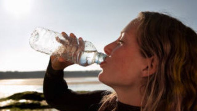 Canal famoso ajustar Consejo de tomar ocho vasos de agua al día es "tontería" - BBC News Mundo