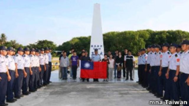台灣南沙研習營學生在太平島上留影(台灣軍聞社)