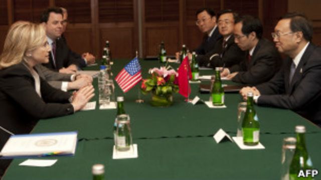 Ngoại trưởng Hillary Clinton gặp người tương nhiệm Dương Khiết Trì phía TQ hè năm nay.