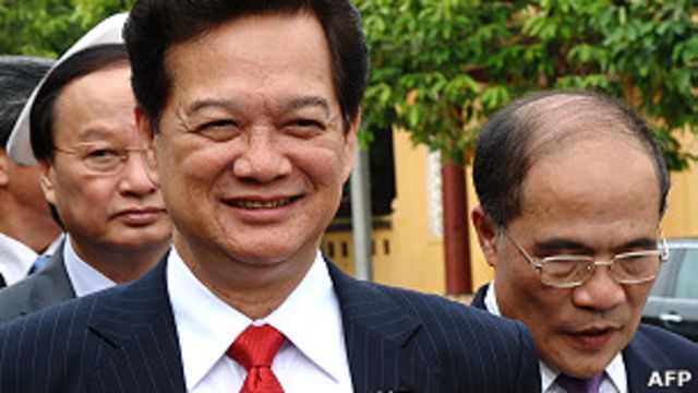Ông Nguyễn Tấn Dũng và ông Nguyễn Sinh Hùng (trái)