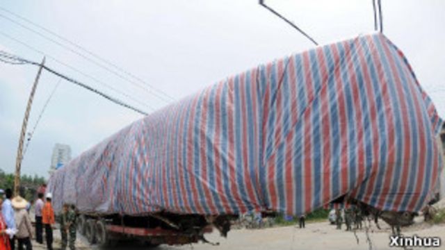 事故車廂殘骸從現場移開