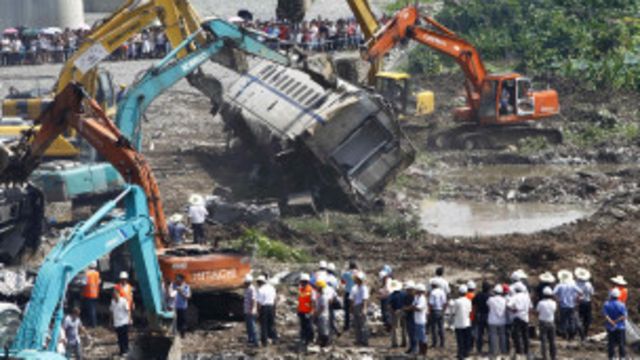 溫州動車組追尾事故現場挖掘了數個大坑