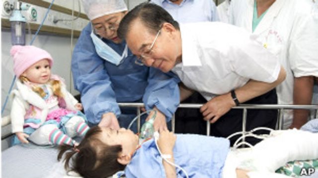 溫家寶在醫院慰問倖存兒童