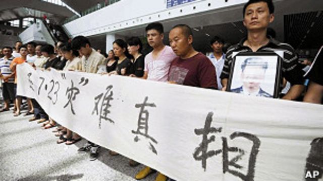 溫州動車組追尾事故遇難者家屬在溫州南站拉起橫幅請願(27/7/2011)