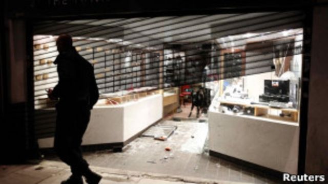 倫敦北部一家被洗劫一空的珠寶店(07/08/2011)