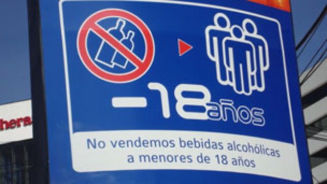 Rótulo no venta de licor a menores en Ecuador