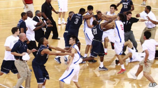 八一籃球隊與美國喬治城大學隊球員扭打(18/8/2011)
