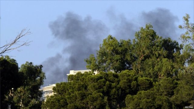 Imirwano yatangiye i Tripoli igihe inyeshyamba zahinjiraga zinyuze mu burengerazuba.