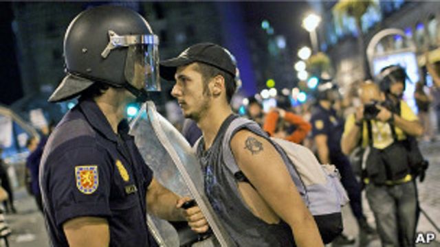 Enfrentamientos entre la policía y los manifestantes en Madrid (foto de archivo)