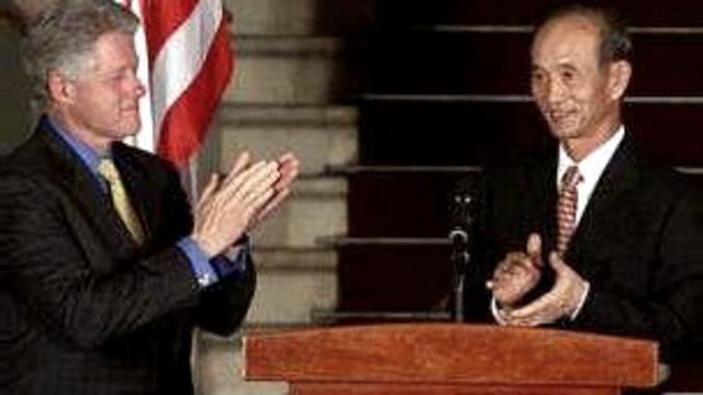 Ông Võ Viết Thanh (phải) đón Tổng thống Bill Clinton trong chuyến thăm đến Thành phố Hồ Chí Minh năm 2000